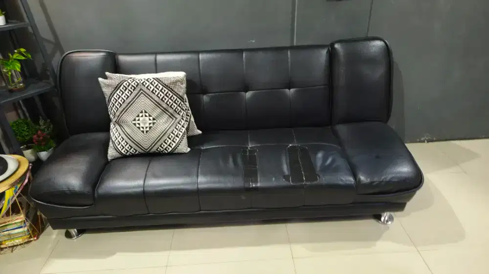 Sofa Bed / Sofabed Besar Kondisi masih sangat baik