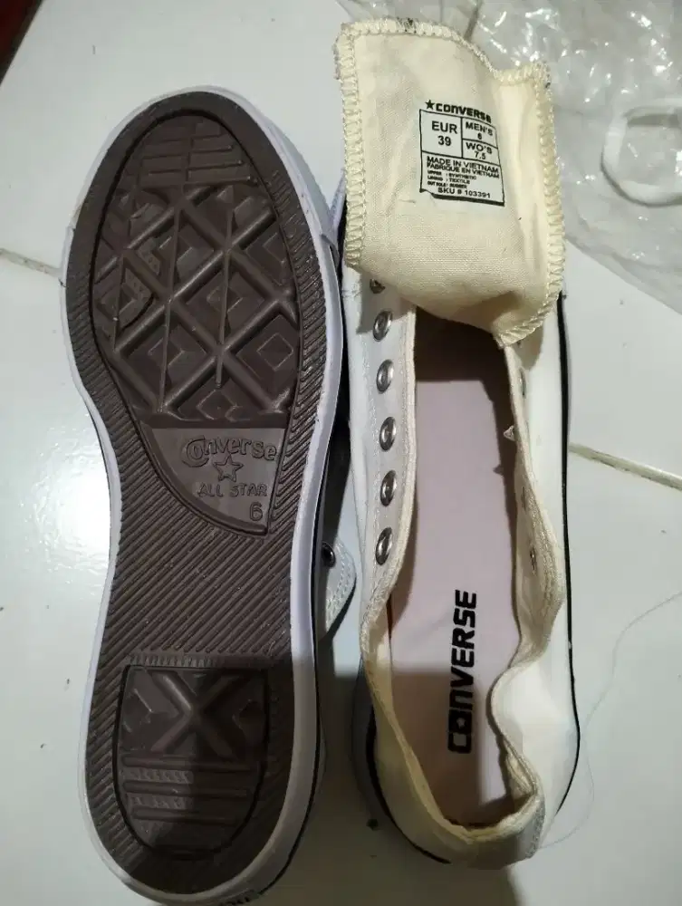 Sepatu Converse cowo warna putih