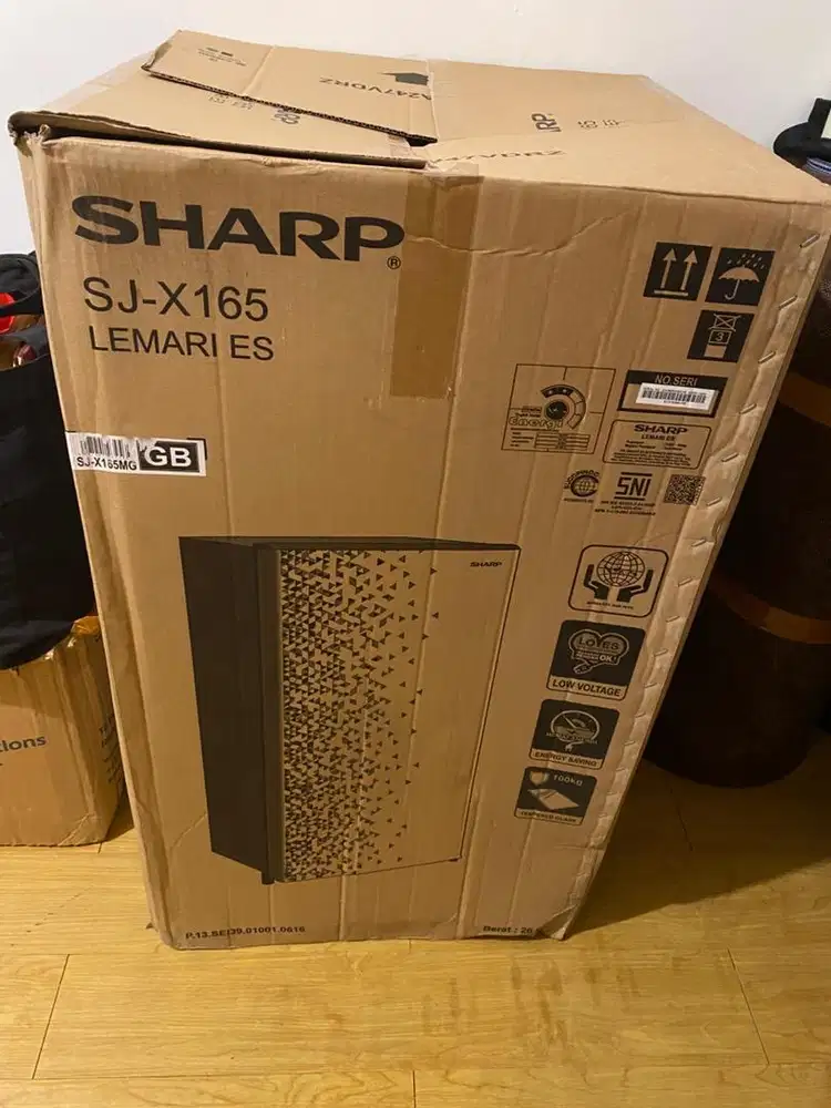 Jual kulkas Sharp mulus br 1 bln edisi hadiah 1.5 jt sj sp cpt dpt