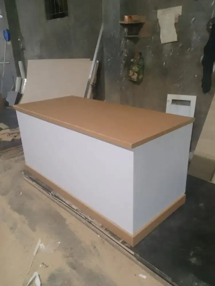 Meja staf terbaru