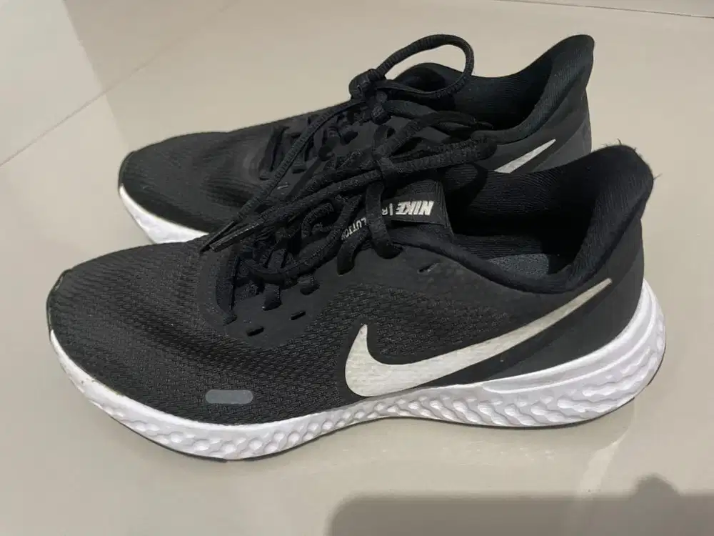 NIKE REVOLUTION