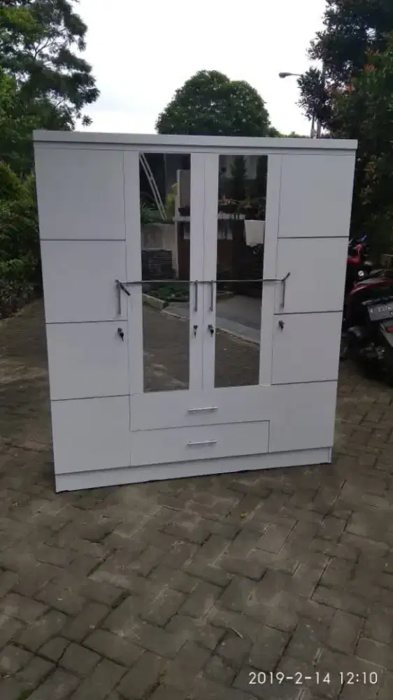 Lemari pakaian pintu 4 terbaru