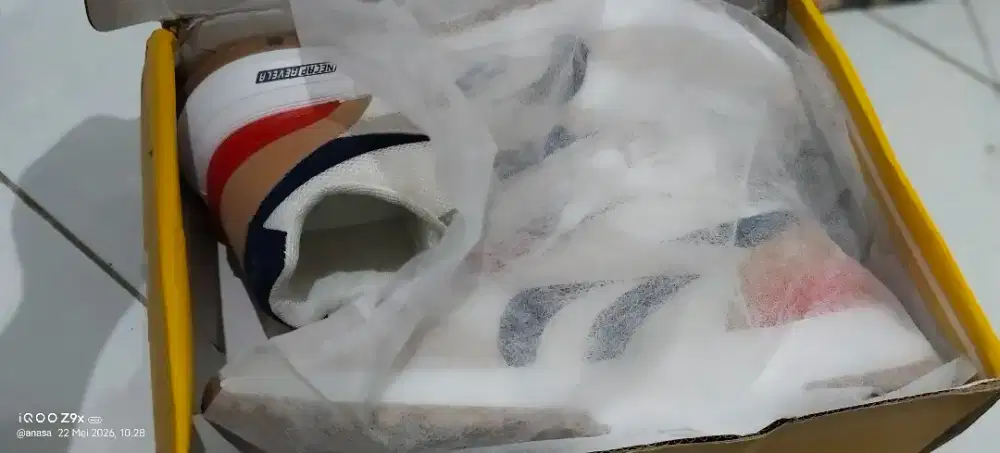 Sepatu olahraga DNY
