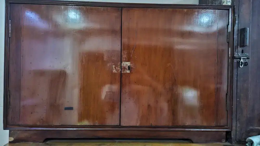 Jual lemari dokument kayu jati tua