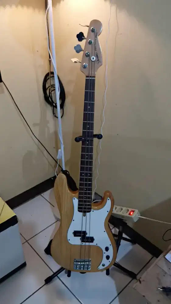 Bass Fender bekas pemakaian latihan
