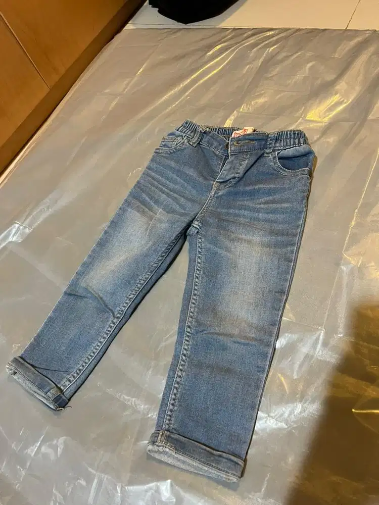 Celana jeans dan kaos anak laki laki