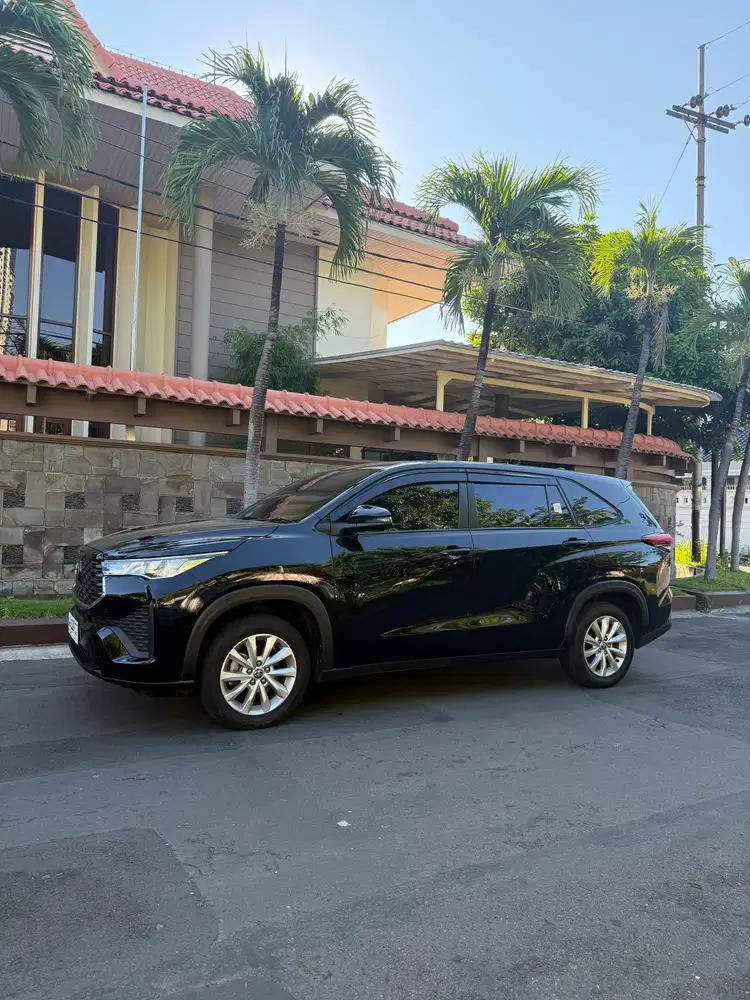 Innova Zenix 2024 V RSE Matic Km 40rb warna hitam bensin istimewa