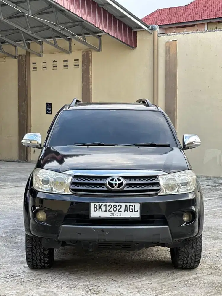 Toyota fortuner 2.7 G at matic 2010