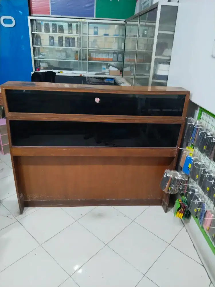 Meja kasir kayu