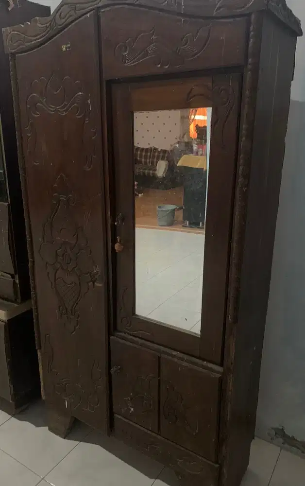 Lemari kayu jati