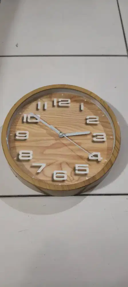 Jam dinding warna coklat