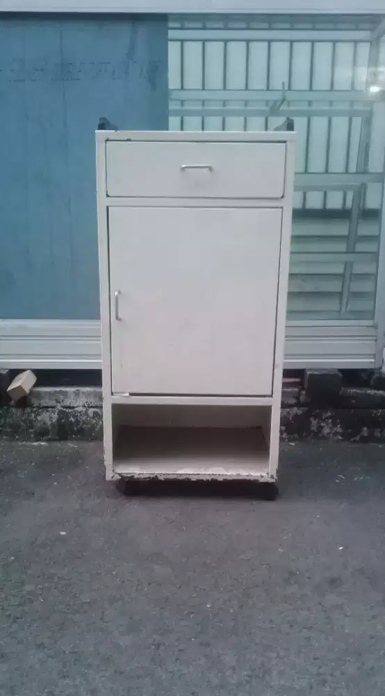 Lemari besi minimalis