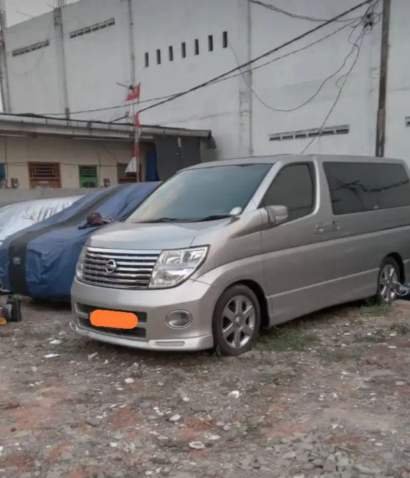 Nissan Elgrand E 51    Silver