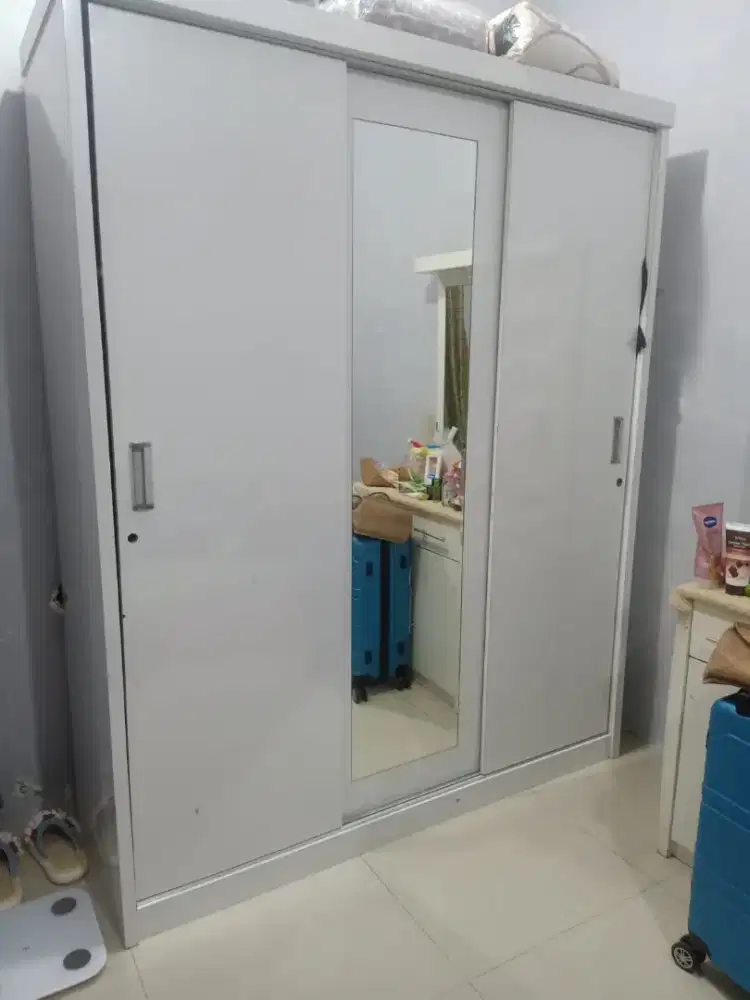 Lemari baju 3 pintu sleding.