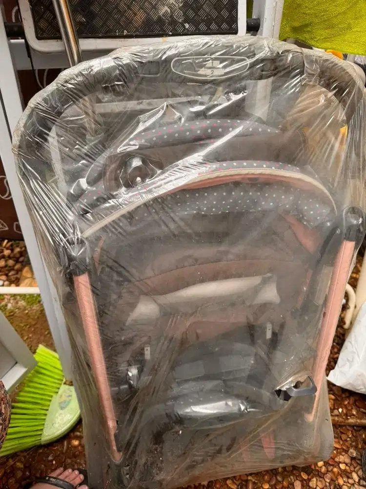Di jual stroler bayi merek combi