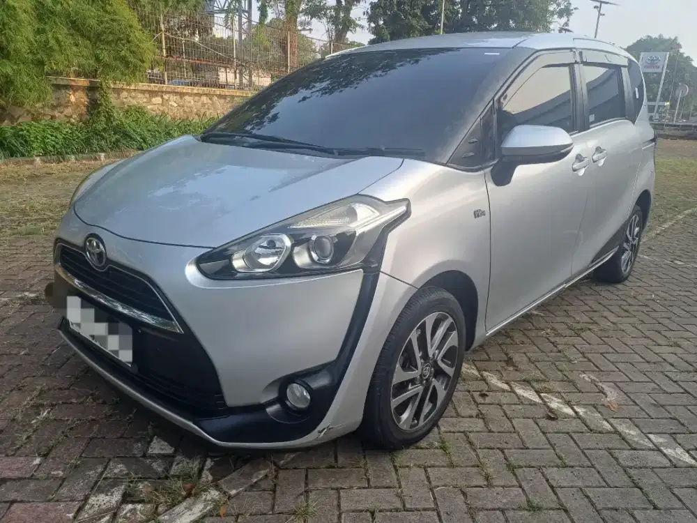 Toyota sienta V M/T manual