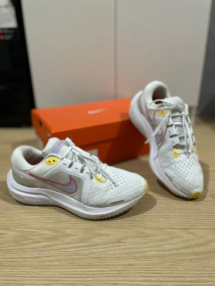 Sepatu running nike air zoom vomero 16