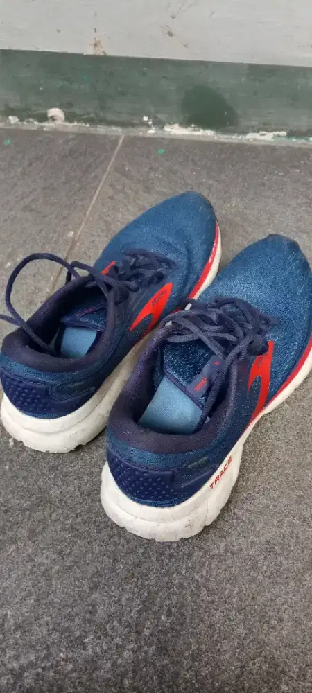 Sepatu running broxs no 40 minus sesuai poto