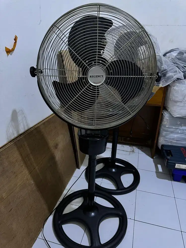 Kipas angin berdiri bekas