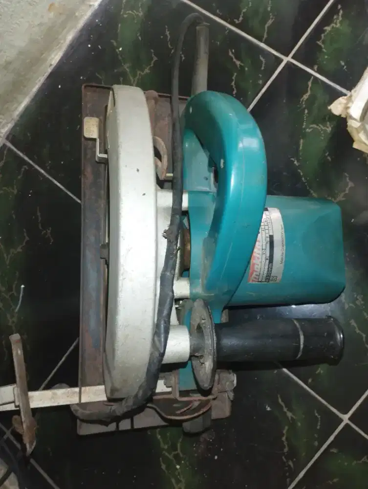 Mesin potong kayu Makita