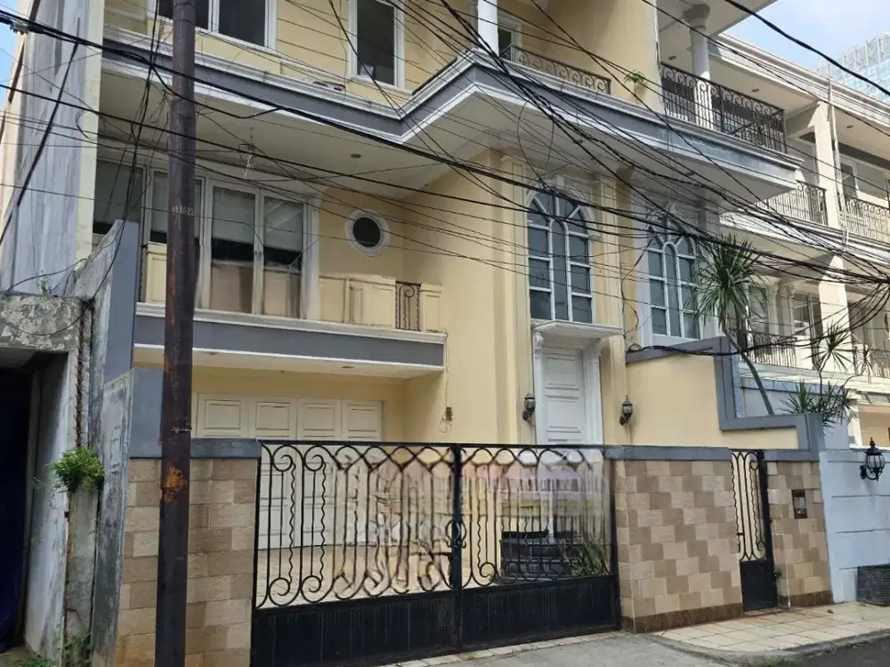 Jual Rumah di Jalan Setiabudi , dekat Sudirman 3 lantai , Siap Huni Lokasi strategis dekat Stasiun LRT