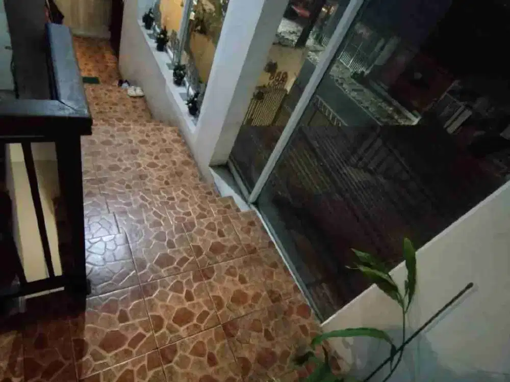 DISEWAKAN RUMAH KEMANG JAKARTA SELATAN DENGAN 3 LANTAI PINGGIR JALAN