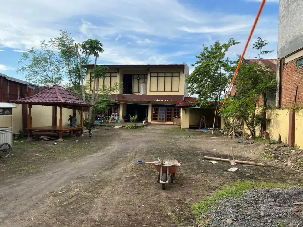 Rumah di pinggir jalan raya Selagalas Kota Mataram Lombok