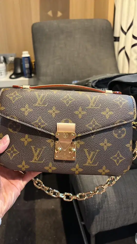 LOUIS VUITTON Pochette Metis East West 2024
