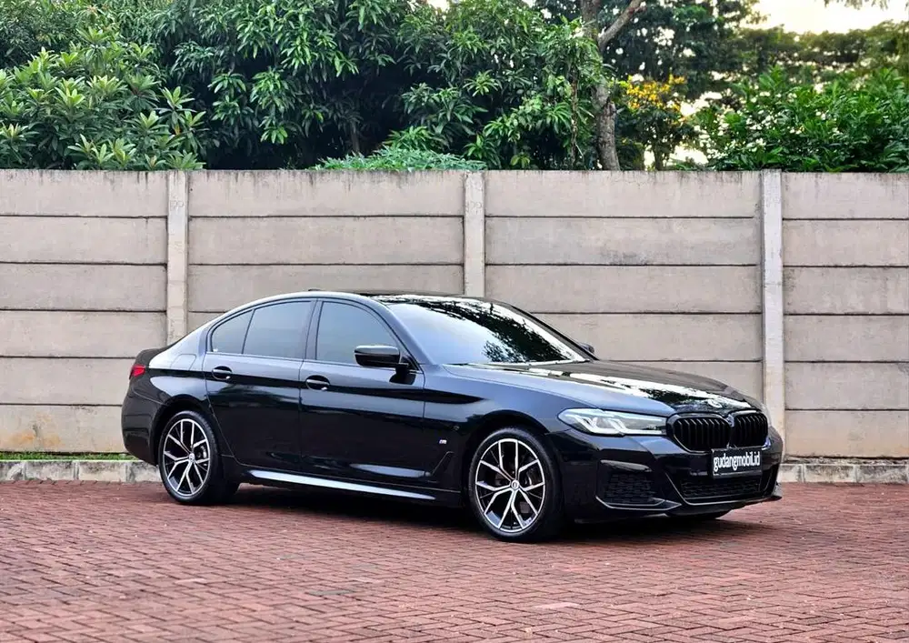 SUPER LOW ODO ! BMW 520i M SPORT 2023 LIKE NEW!