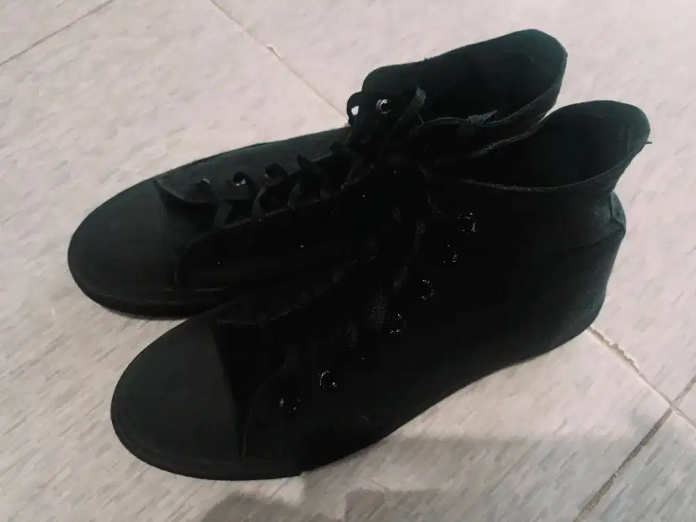 Sepatu hitam size 41 normal