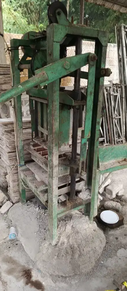 Mesin pencetak paving blok
