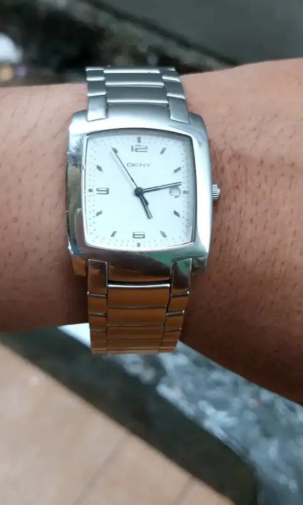 Jam dkny Minus tanggal mati