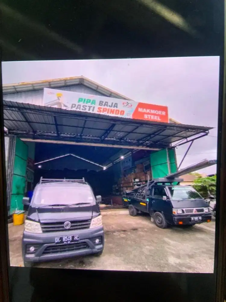 Supir toko besi