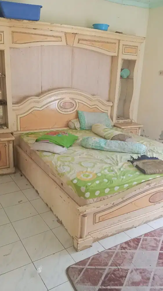 Dipan bekas kayu