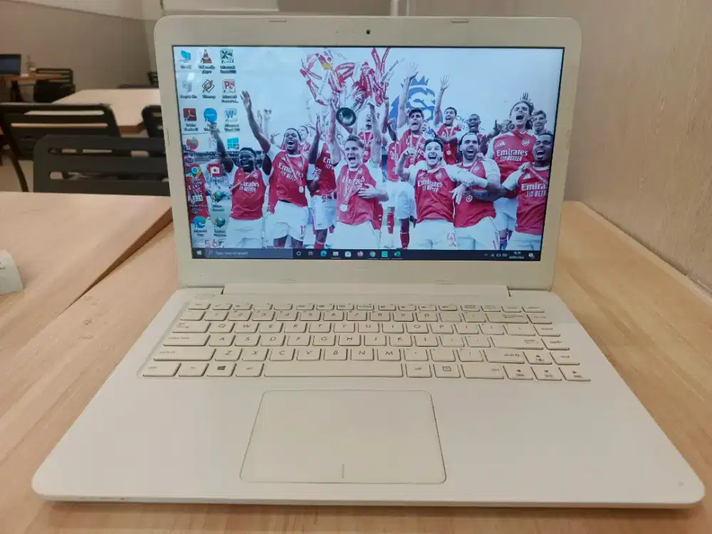 Laptop Asus E402Y AMD 4/128 Mulus