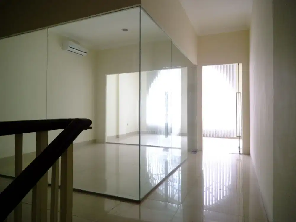 Disewakan Ruko Green Lake City sudah ada partisi kaca, 7 unit ac