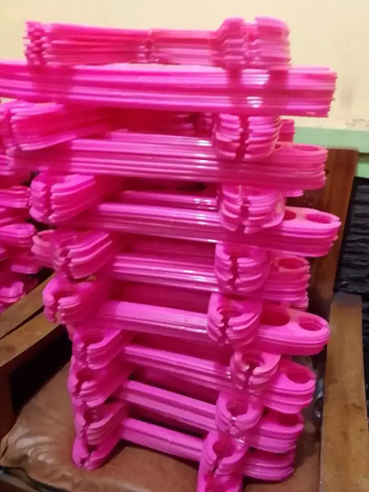Dijual Gantungan Baju Plastik Pink Bekas Toko Baju Murah