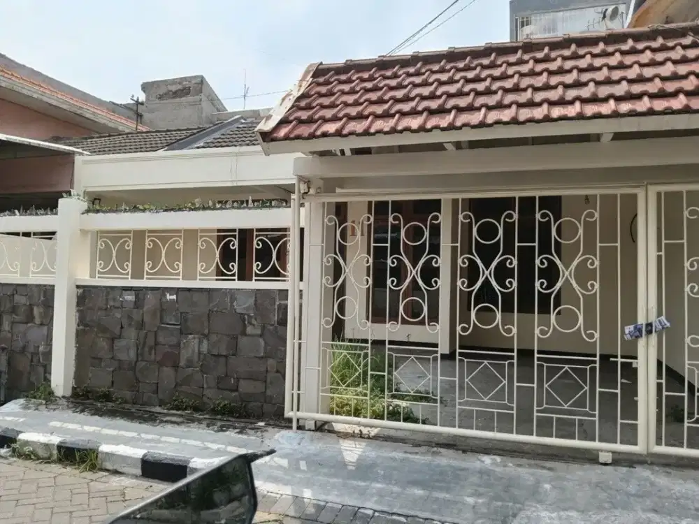 Rumah Simpang Darmo Permai Selatan
