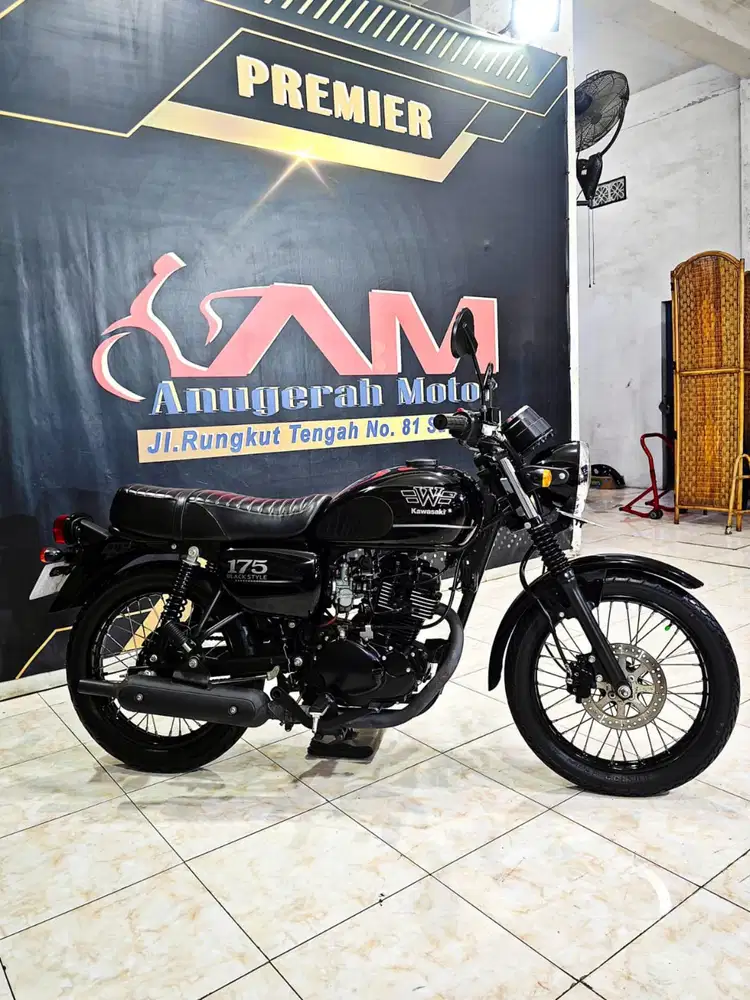 W175 SE Black Edition limited mewah reg.2023 . Anugerah motor rungkut