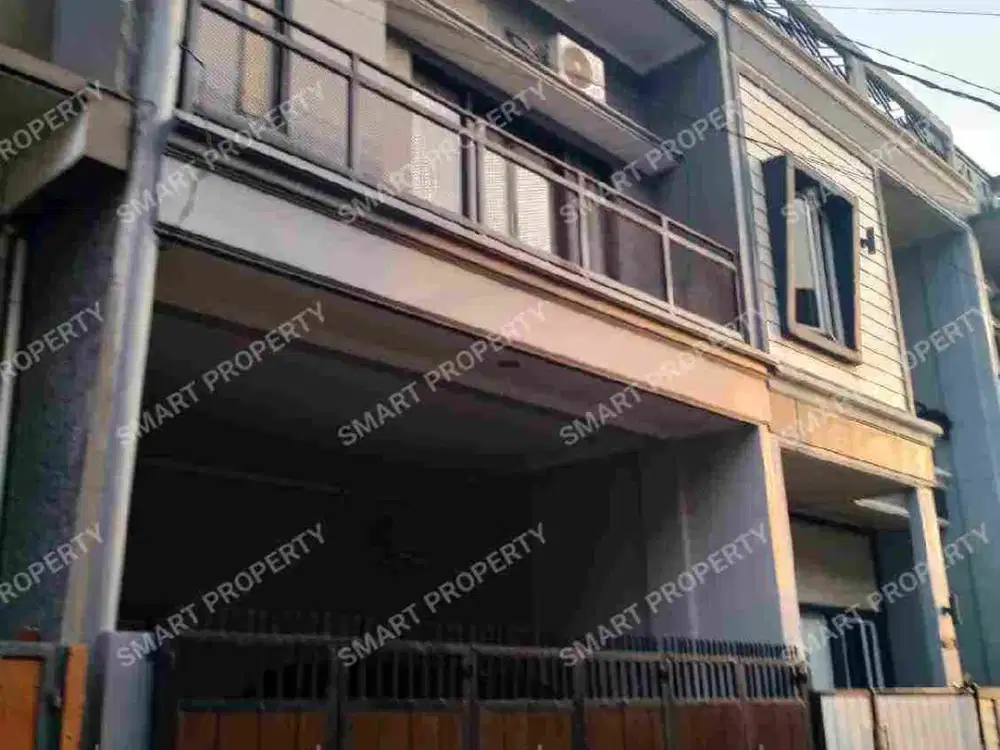 DI JUAL RUMAH BAGUS KUAT 3 LANTAI ROTOOF DI DLM KOMPLEK PERUMAHAN DI KRAMAT JATI JAKTIM