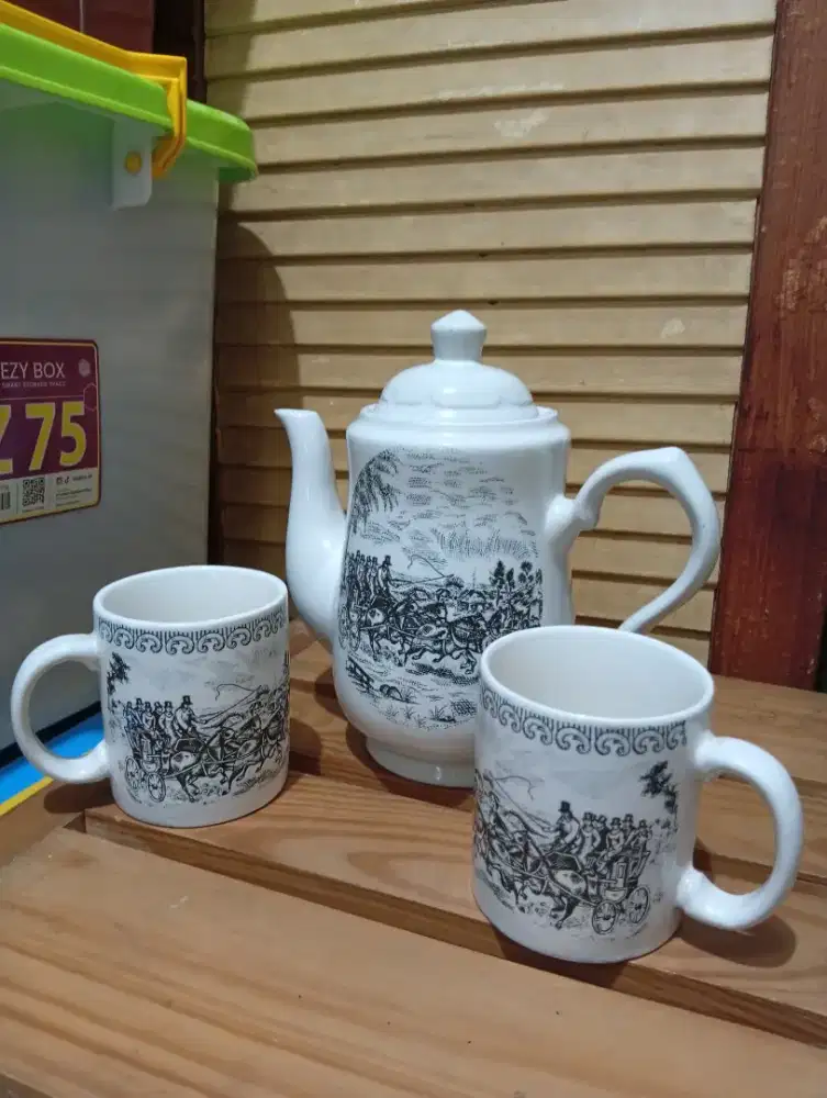Di jual Teko + 2 Gelas keramik antik brand Robin Hood