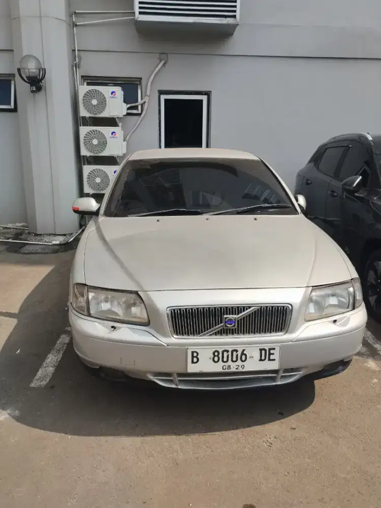 Volvo S80 tahun 2002 cat ori, jol ori ada sobek sedikit ditempat supir