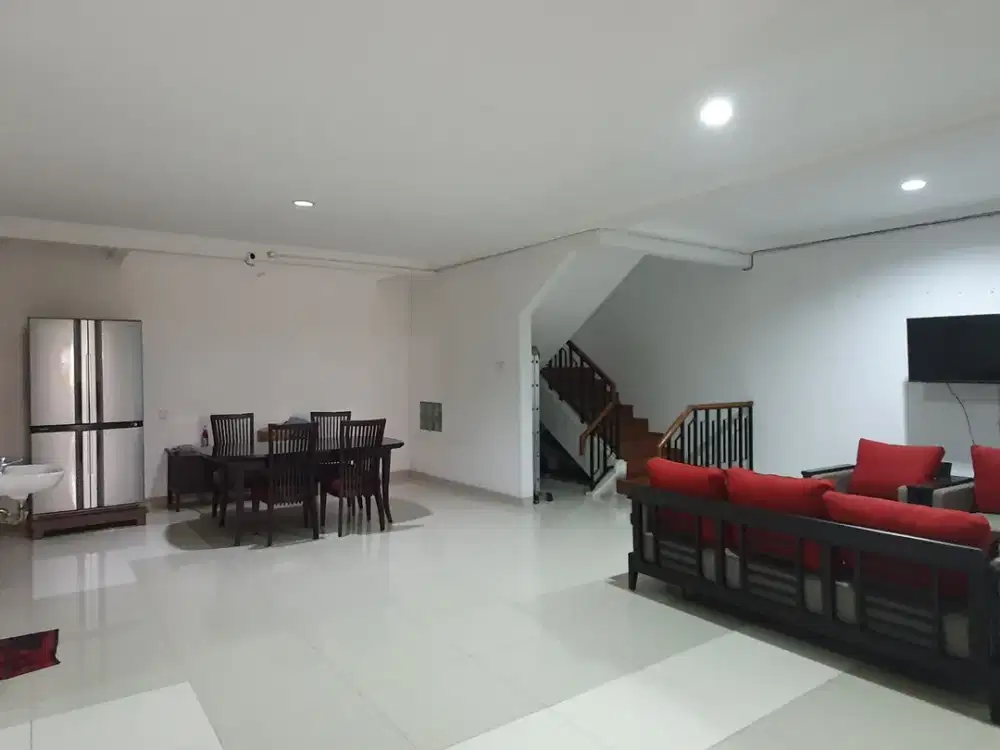 Rumah Tujuh Kamar di Gading Kirana Barat, Kelapa Gading. Modern. Minimalis. Rapih. Siap Huni. Renovasi Total. Tinggi dari Jalan.