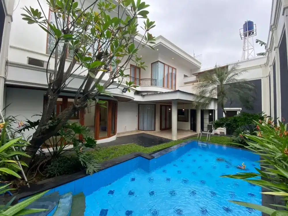 Disewakan Rumah Mewah 4 Kamar Tidur Luas 500M2 Private Pool Jakarta Selatan
