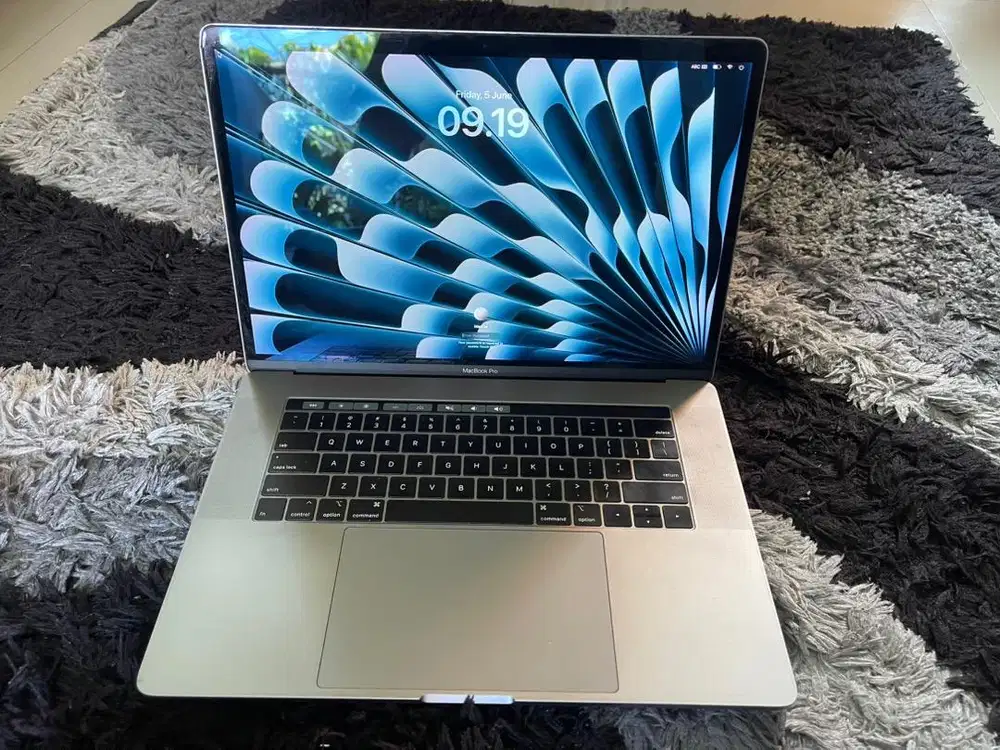 Macbook Pro 2019 core i9/16/512