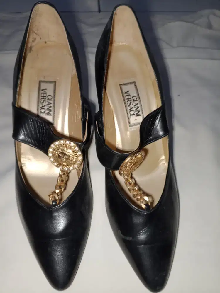 Sepatu second versace