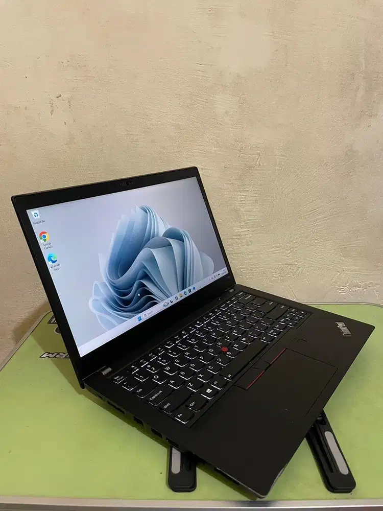Laptop Lenovo Thinkpad T480s Intel Core i7 Generasi 8 Ram 16 SSD 256