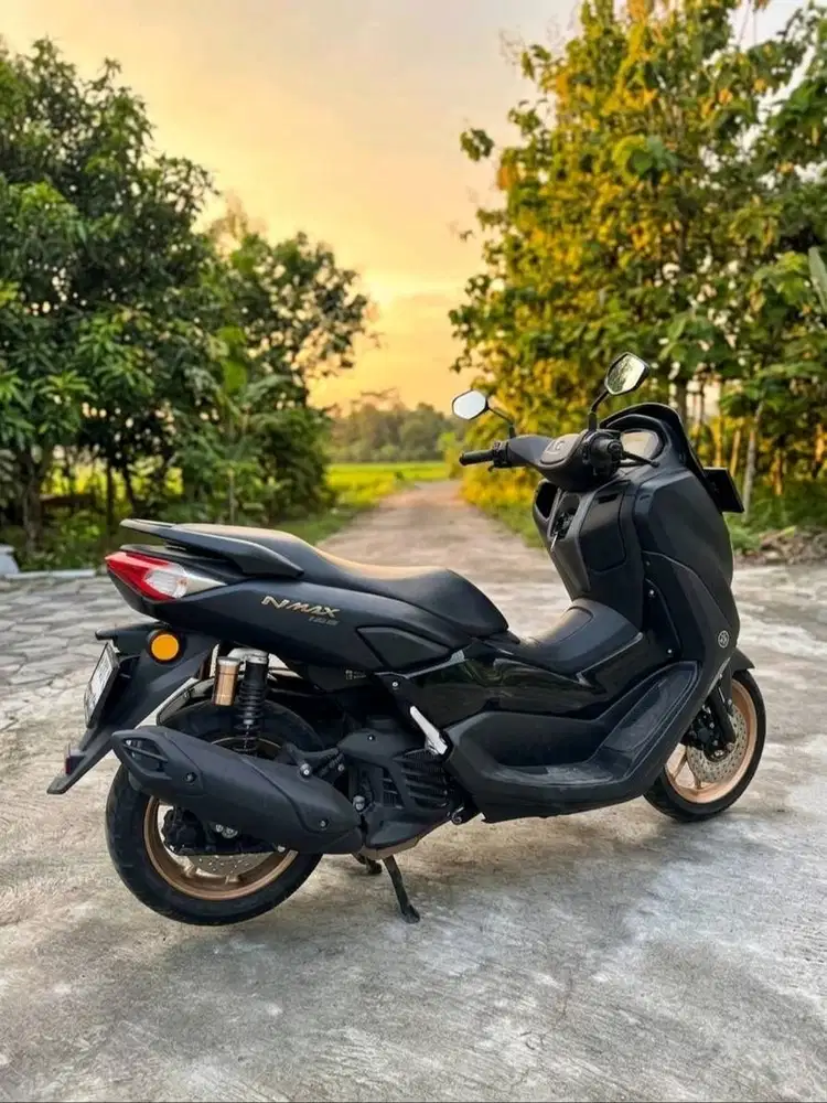 Nmax Hitam 2022 pemakaian