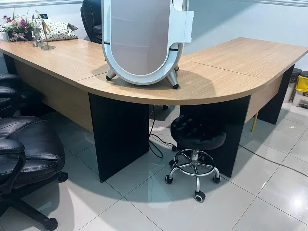 Meja Kantor Bentuk L Minimalis warna kayu kombinasi hitam