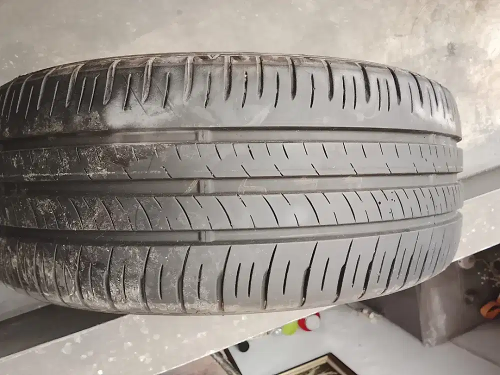 Di jual Ban Dunlop bekas yaris R16